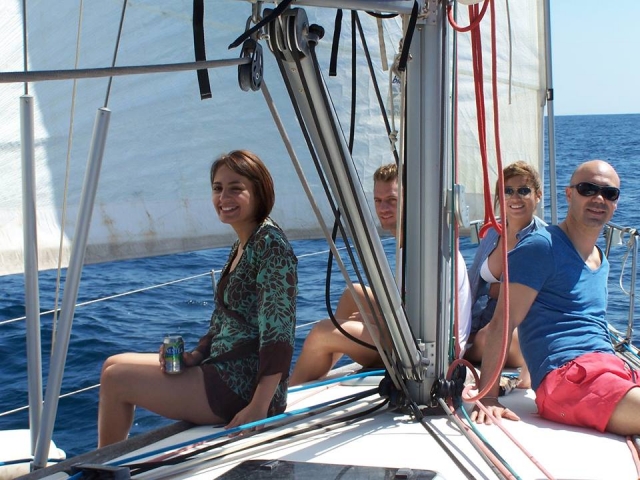 personas en la cubierta de un barco